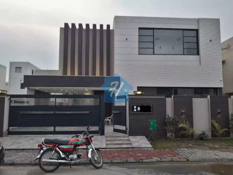 Executive Class 1 kanal brnad new vip house in bahria town lahore