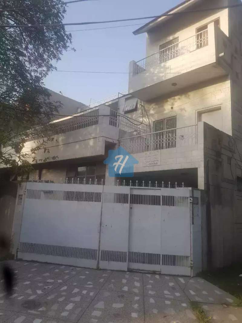 Karim Block Iqbal Town 11 Marla Corner Semi Commercial House for sale